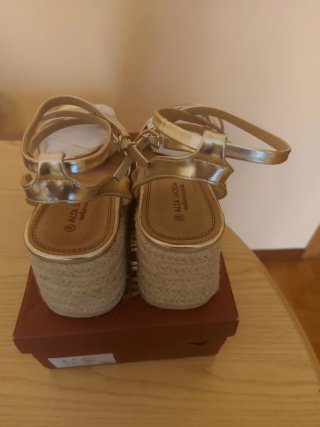 Sandalias doradas ALTA MODA Talla 38