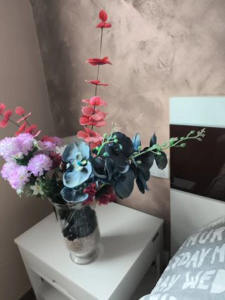 Jarrón de cristal con plantas artificiales