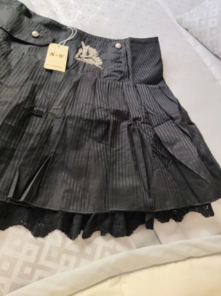 Falda plisada negra con encaje