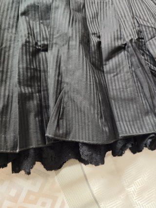 Falda plisada negra con encaje