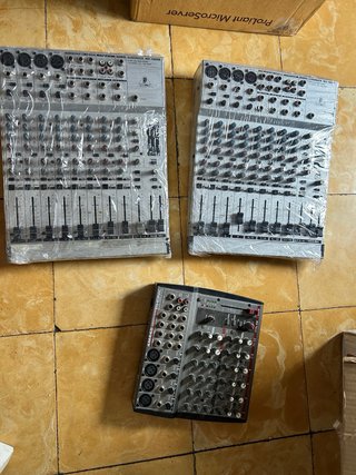 Consola Audio micrófonos cables varios