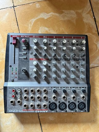 Consola Audio micrófonos cables varios