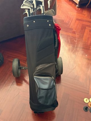 Bolsa de golf con palos y accesorios