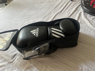 Guantes de boxeo Adidas negros 14oz