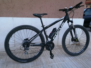 Bicicleta de Montaña Focus Negra y blanca.
