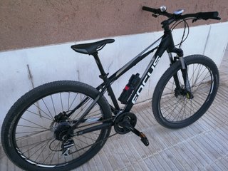 Bicicleta de Montaña Focus Negra y blanca.