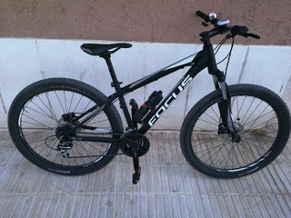 Bicicleta de Montaña Focus Negra y blanca.