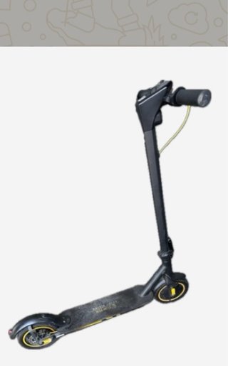 Patinete eléctrico negro con averia