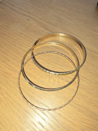 Pulsera dorada con diseño texturizado