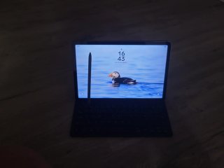 Tablet con lápiz y teclado casi nueva