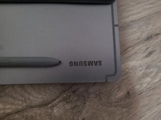 Tablet con lápiz y teclado casi nueva