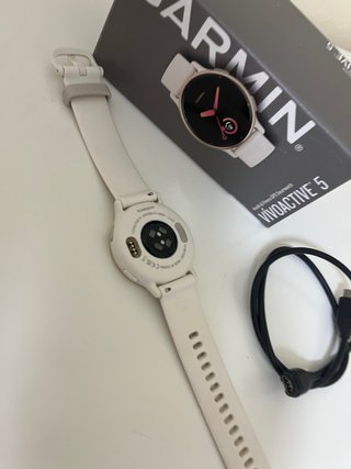 Smartwatch Garmin Vivoactive 5 Blanco y Oro.