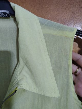 Camisa sin mangas Intuición color amarillo
