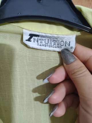 Camisa sin mangas Intuición color amarillo