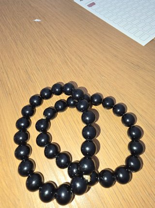 Pulsera de cuentas negras