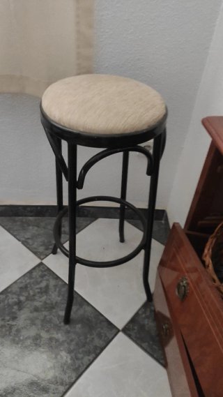 3 Taburetes de Bar Negros y Rojos. Para restaurar.