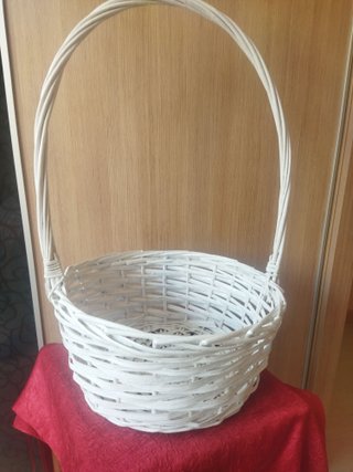 Cesta de mimbre blanca con asa