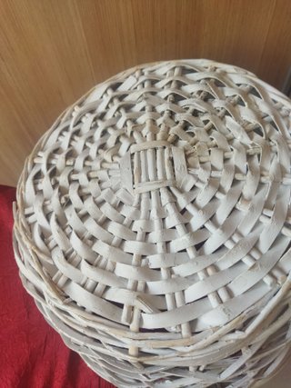 Cesta de mimbre blanca con asa