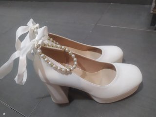 Tacones blancos perlas y lazo T38