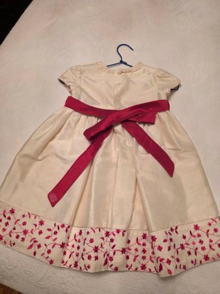 Vestido beige con bordado rosa