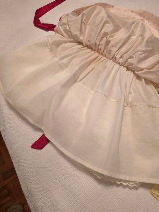 Vestido beige con bordado rosa