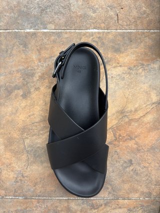 Sandalias romanas 100% piel negras Mango