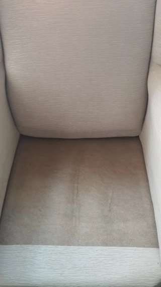 Sillón orejero beige de tela