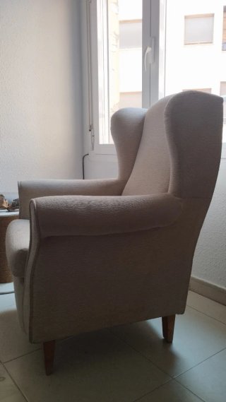 Sillón orejero beige de tela