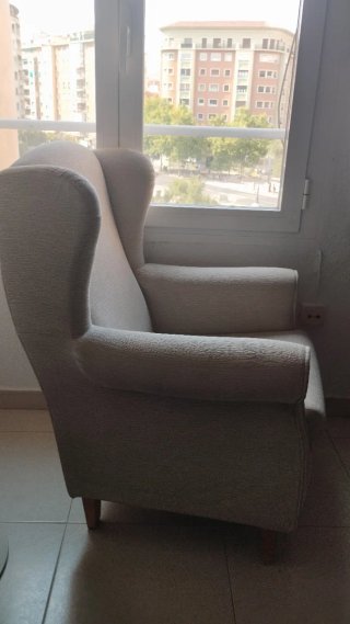 Sillón orejero beige de tela