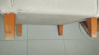 Sillón orejero beige de tela