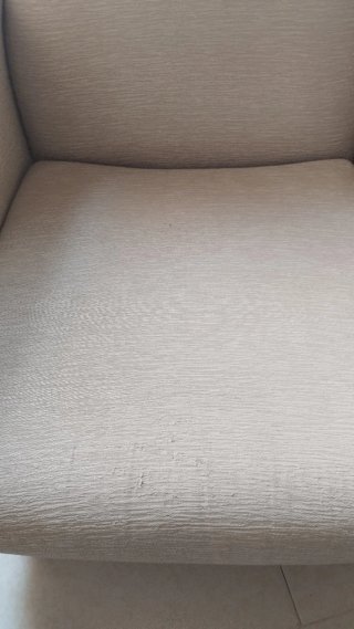 Sillón orejero beige de tela