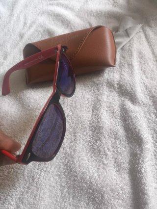 Gafas de sol Ray-Ban negras y rojas