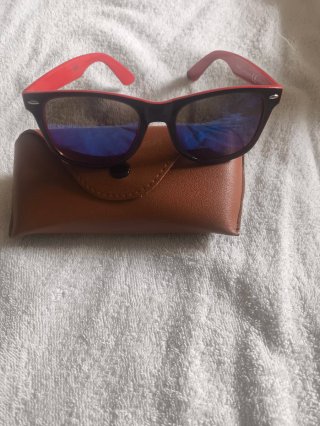 Gafas de sol Ray-Ban negras y rojas