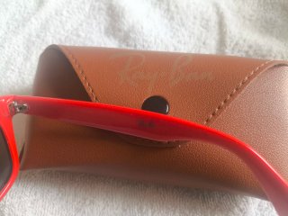 Gafas de sol Ray-Ban negras y rojas