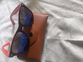 Gafas de sol Ray-Ban negras y rojas