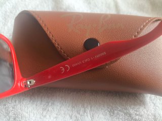 Gafas de sol Ray-Ban negras y rojas