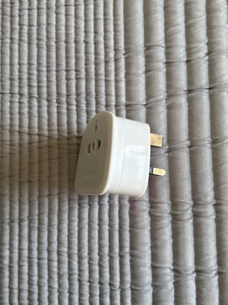 Adaptador enchufe universal blanco con fusible