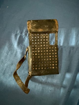Radio SHARP antigua con funda de cuero