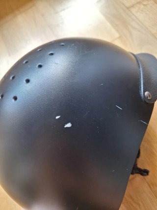 Casco de equitación negro ventilado.  Talla 52-56.