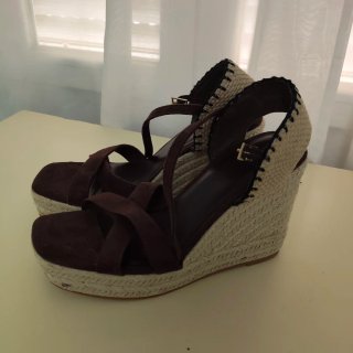 Sandalias cuña marrón