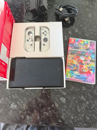 Nintendo Switch OLED + Mario Kart 8 Deluxe
