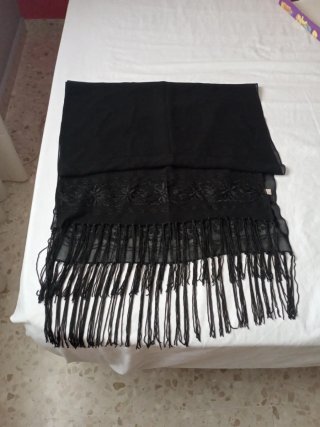 Fular negro para fiestas con flecos