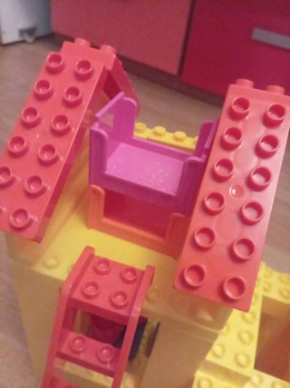 Casa de LEGO amarilla y roja