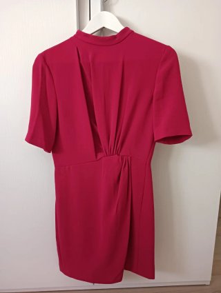 Vestido rojo corto con drapeado