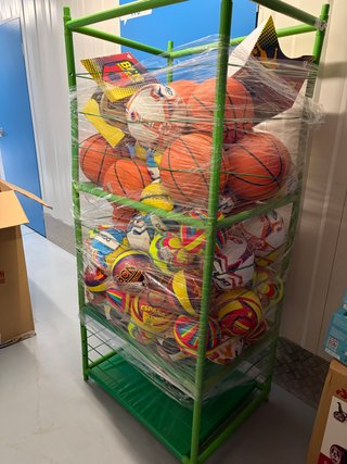 Expositor para pelotas con pelotas