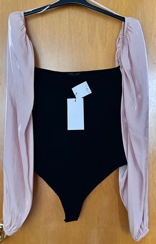 Body Zara L negro con mangas rosas