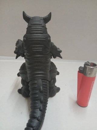 Figura Kaiju Negro con Cuernos