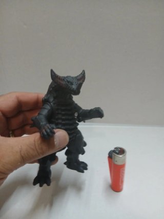 Figura Kaiju Negro con Cuernos