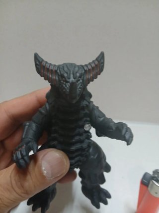 Figura Kaiju Negro con Cuernos