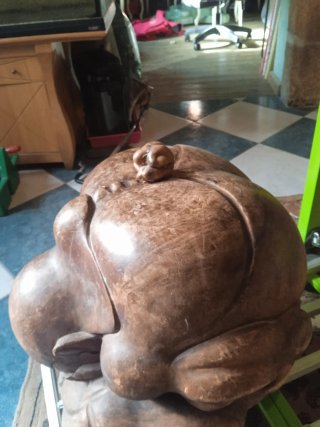 Buda de madera llorando